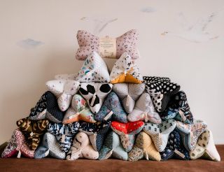 Po menší odmlce se znovu hlásíme — a rovnou s novou kolekcí plnou barev, příběhů a měkkého pohodlí. Špekáčky se vracejí v...