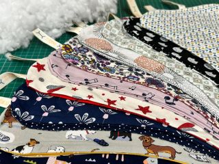 Stůl plný polotovarů ✂️ Teď vypadají docela placatě, ale po vycpání dostanou tvar a život. 🌟